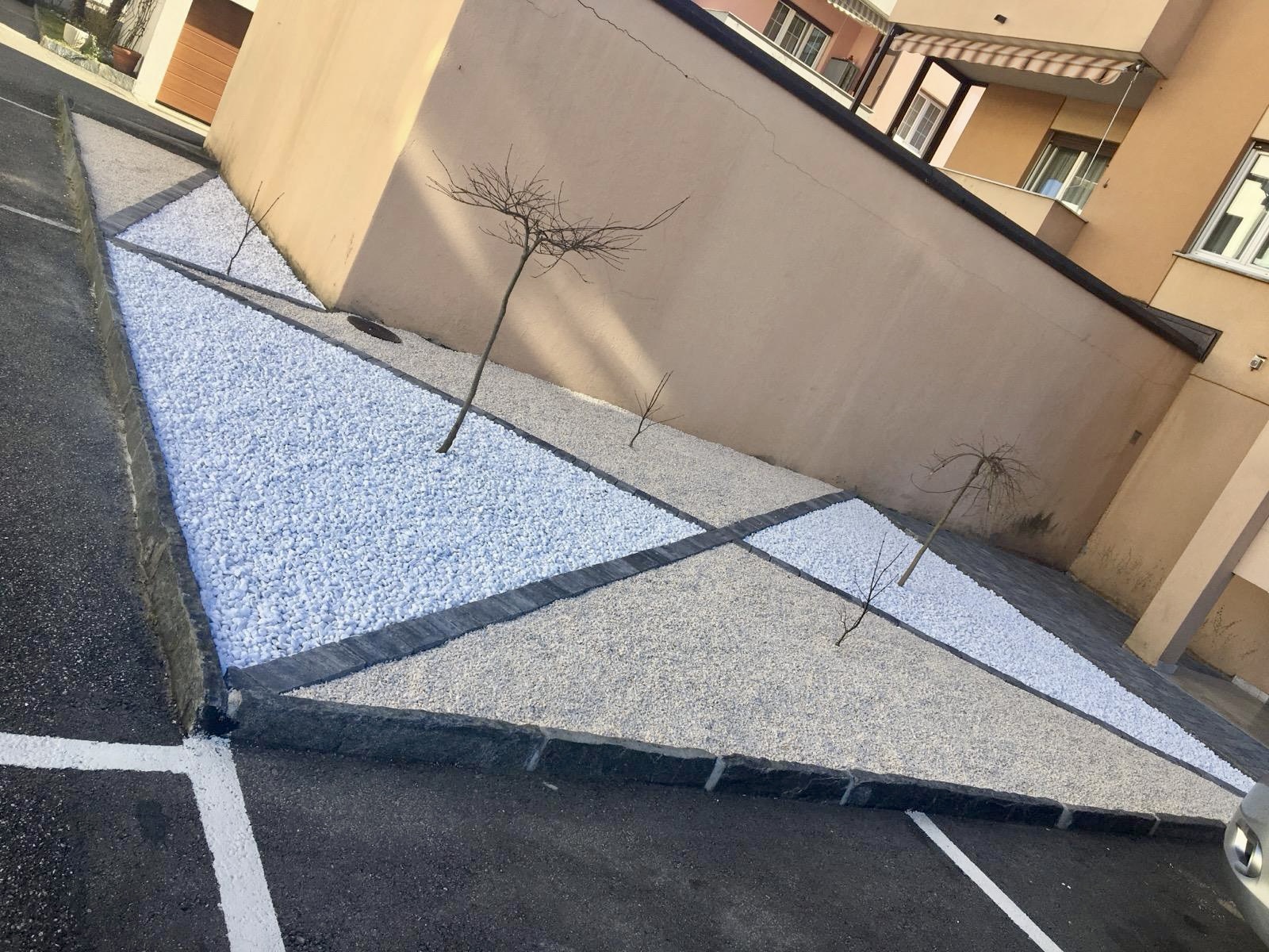 Aiuola con sassi di marmo Aiuola con sassi di marmo — Giardinaggio, opera Nikola Giardini e Figli in Ticino